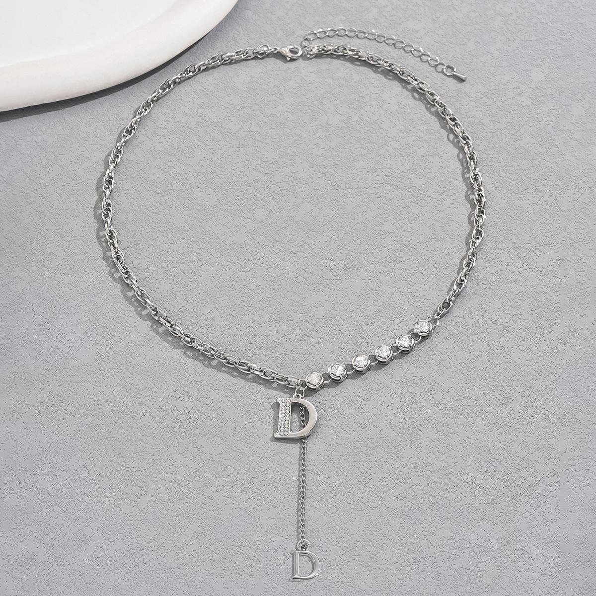 

Маленьке свіже жіноче намисто Персоналізовані англійські літери Нішовий дизайн Ключичний ланцюжок Інкрустований цирконом Намисто білий