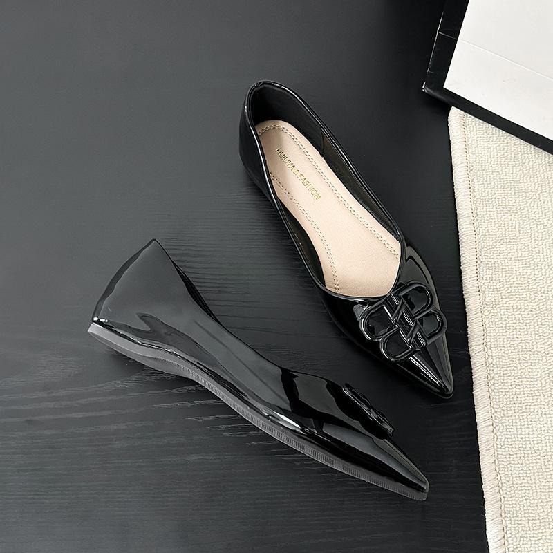 W828-68 Fairy Wind 2025 New Temperament Fashion Flat Shoes Women Internet Celebrity Celebrity Patent Leather Shoes Women