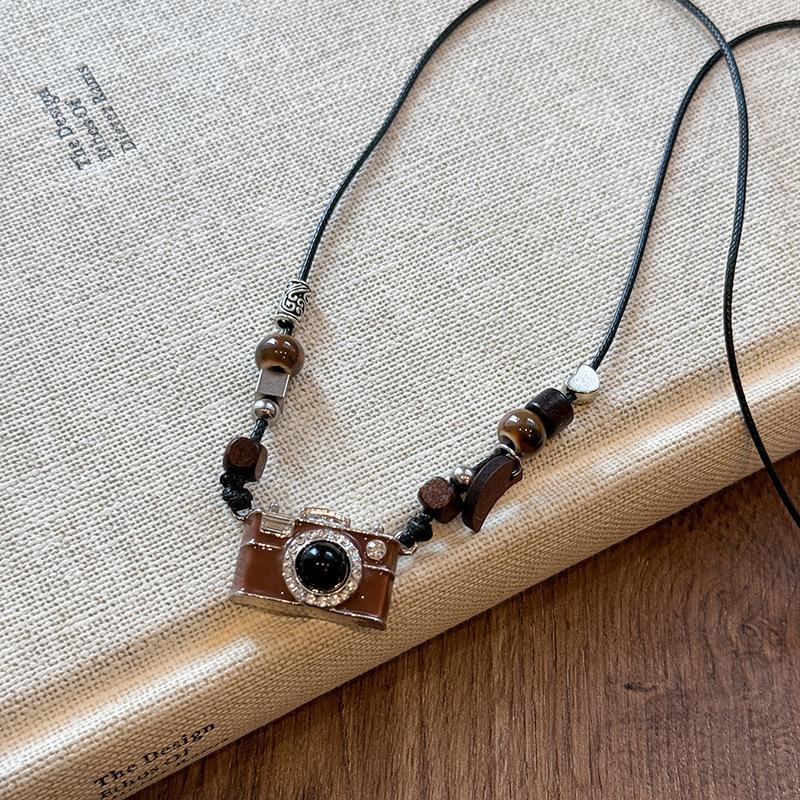 

New retro brown camera pearl necklace light luxury personalized design sense with sweater sweater chain versatile jewelry women