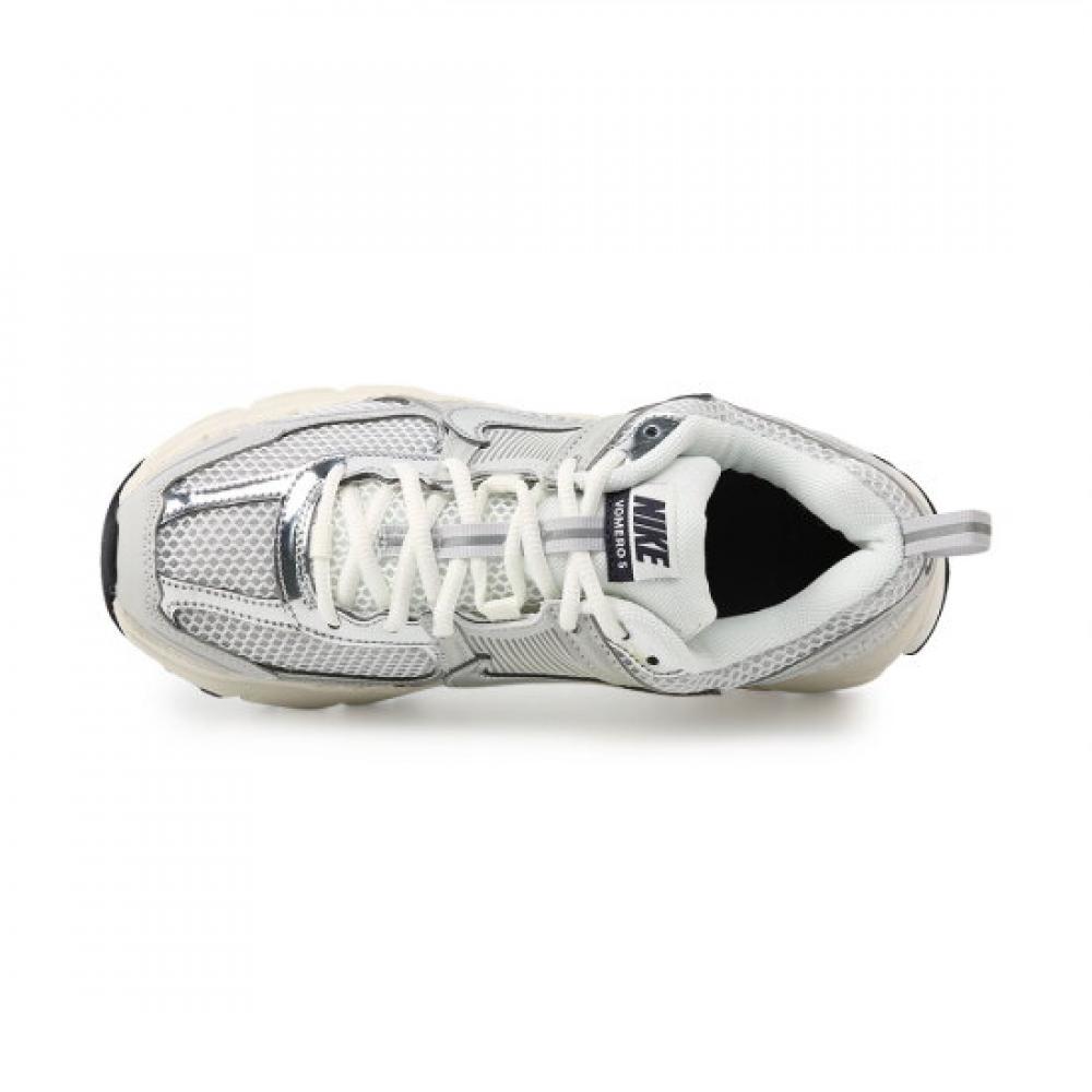 Nike Women S Running ShoeS 2 optionS Vomero 5  gS 