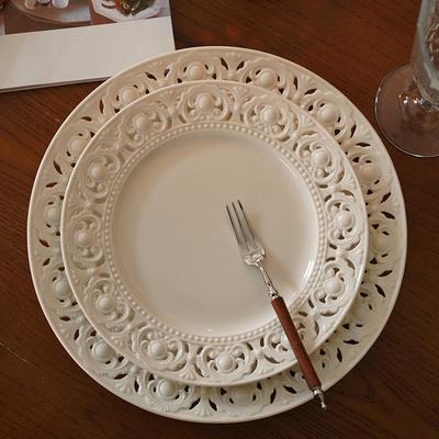 Biały talerz francuski europejski styl pałacowy rzeźbiony ceramiczny zachodni talerz obiadowy pusty relief retro danie stekowe prezentacja stołu