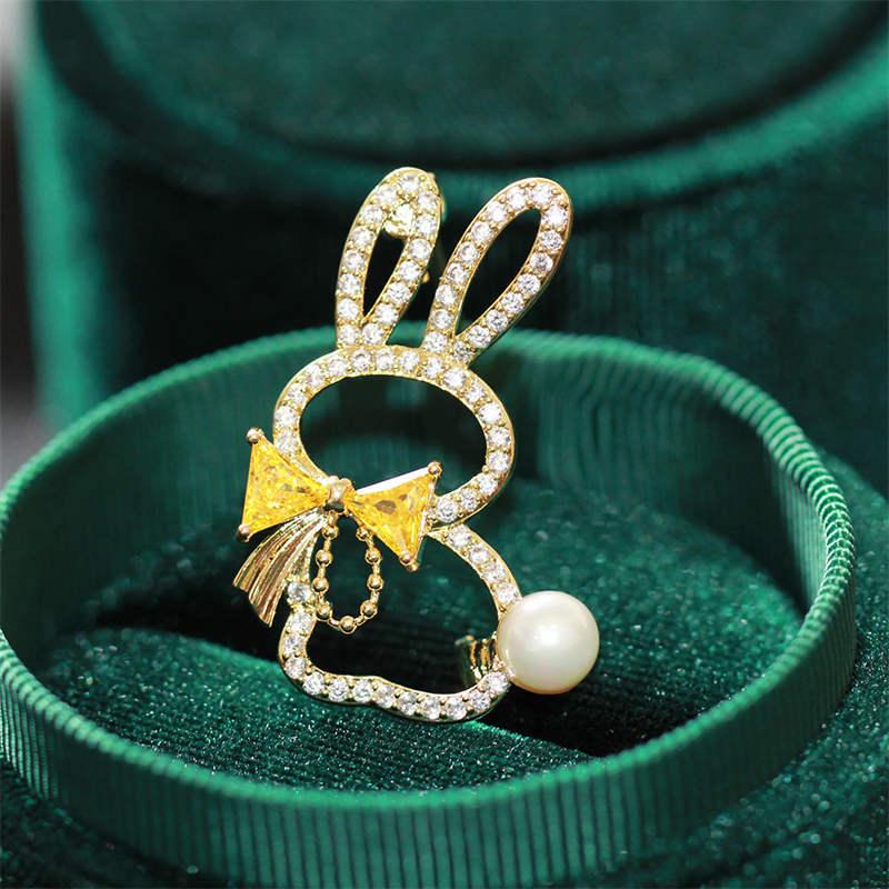 Chic Rabbit Brooch: Trendy Anti-Exposure Pin for Sweaters & Cardigans