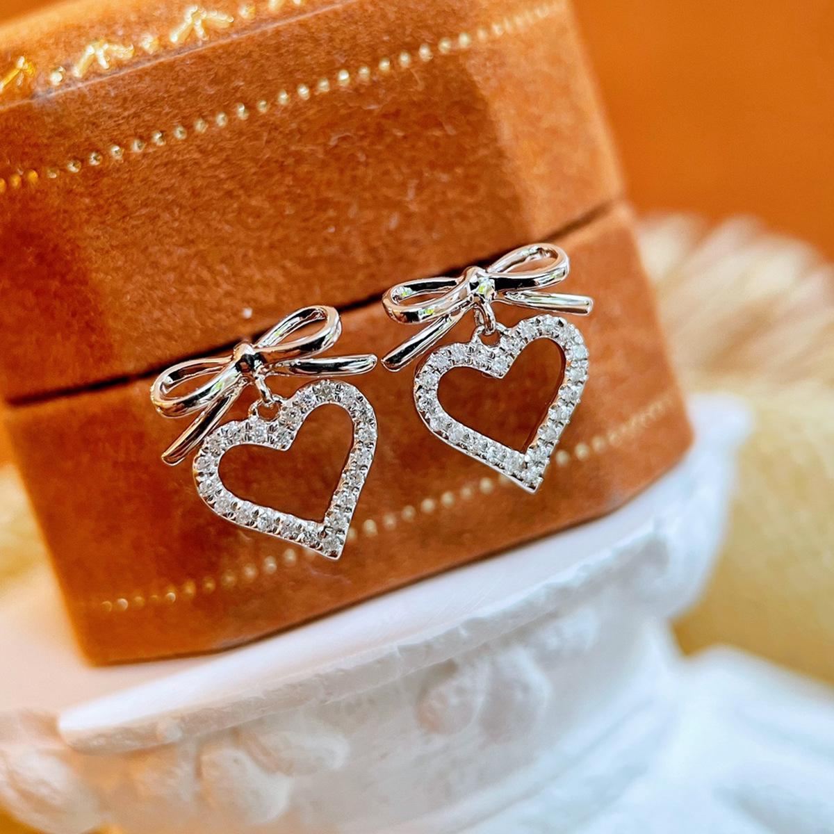 

Серьги-пусеты Red Elk из стерлингового серебра 925 пробы в виде сердца и банта - Ретро-стиль, элегантные и универсальные для повседневной носки. 925 Silver платиновый