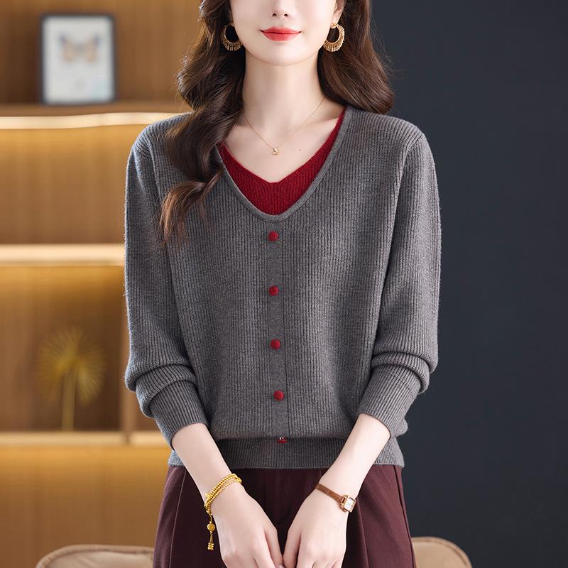 Middle-Aged & Elderly Women's Heart Collar Pullover Sweater: Loose, Short, Plus Size, Fake Two-Piece Wool Base Layer for Autumn/Winter.