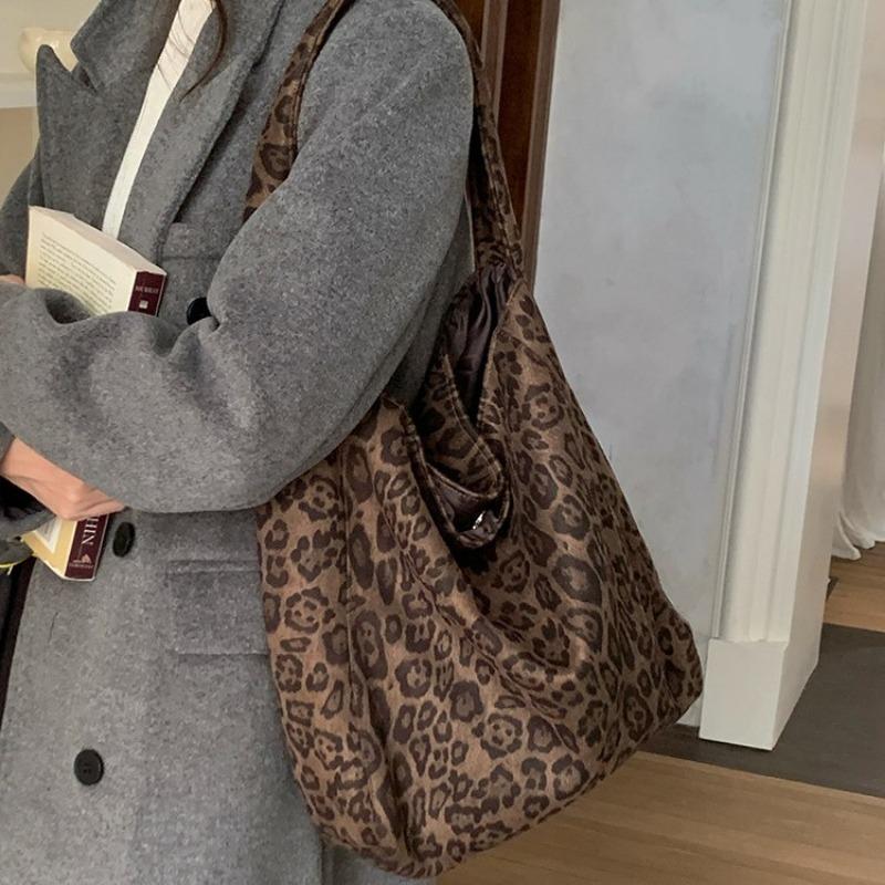 Trendy and Versatile Retro Casual Commuter Single-shoulder Tote Bag