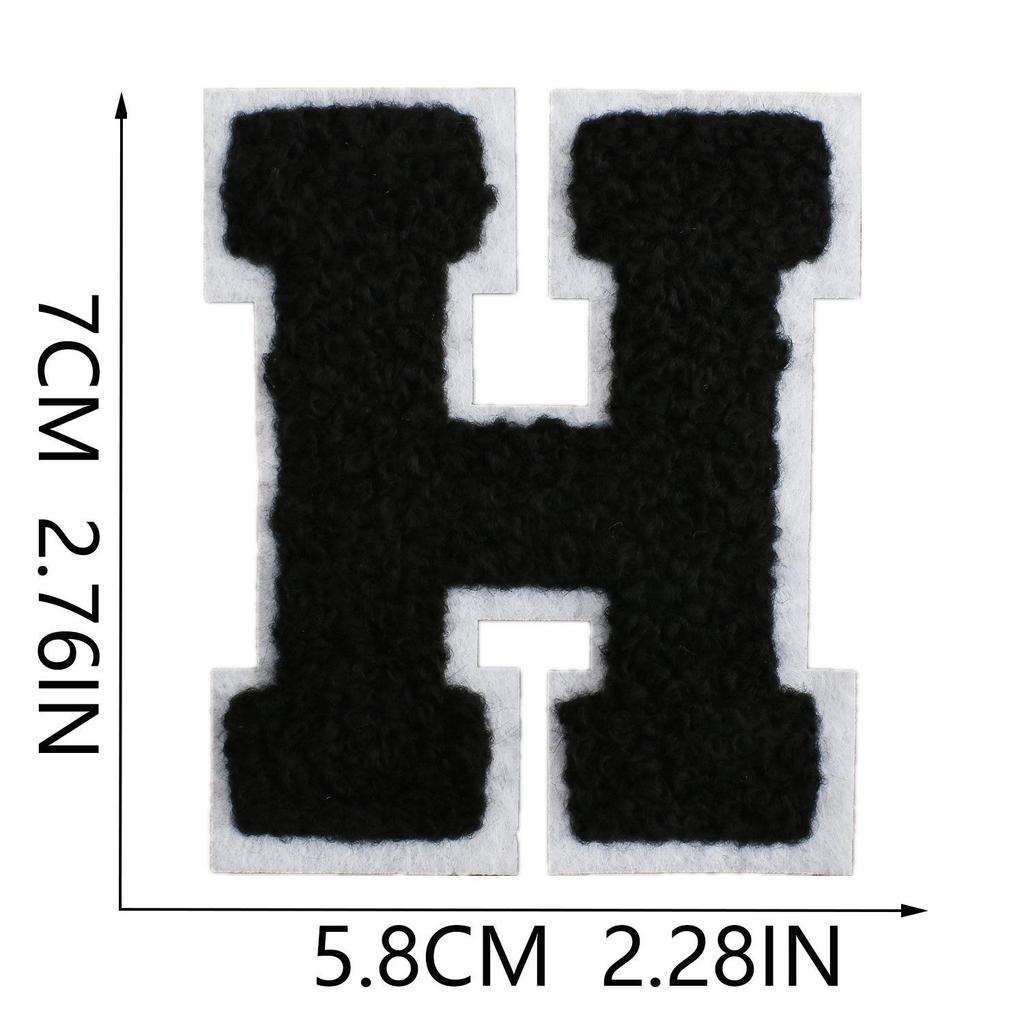 Brølende Himmel Chenille Bokstavlapp: 7cm Hvit Bakgrunn & Svarte Bokstaver A-Z, Strykemerke for Veskedekorasjon