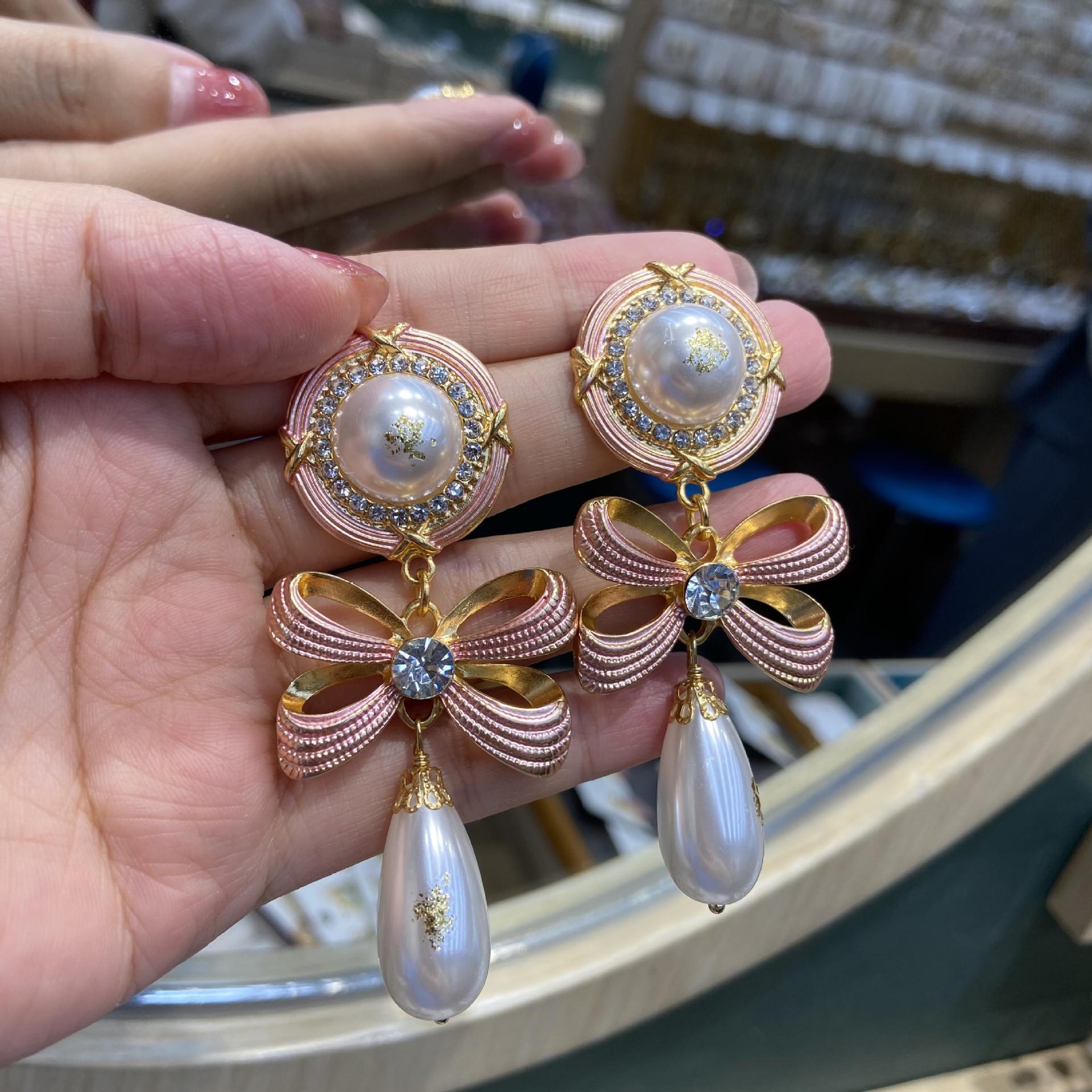 

Серьги-бантики с розовой эмалью, украшенные платиновой пудрой, серьги-подвески с жемчугом, легкие роскошные позолоченные серьги