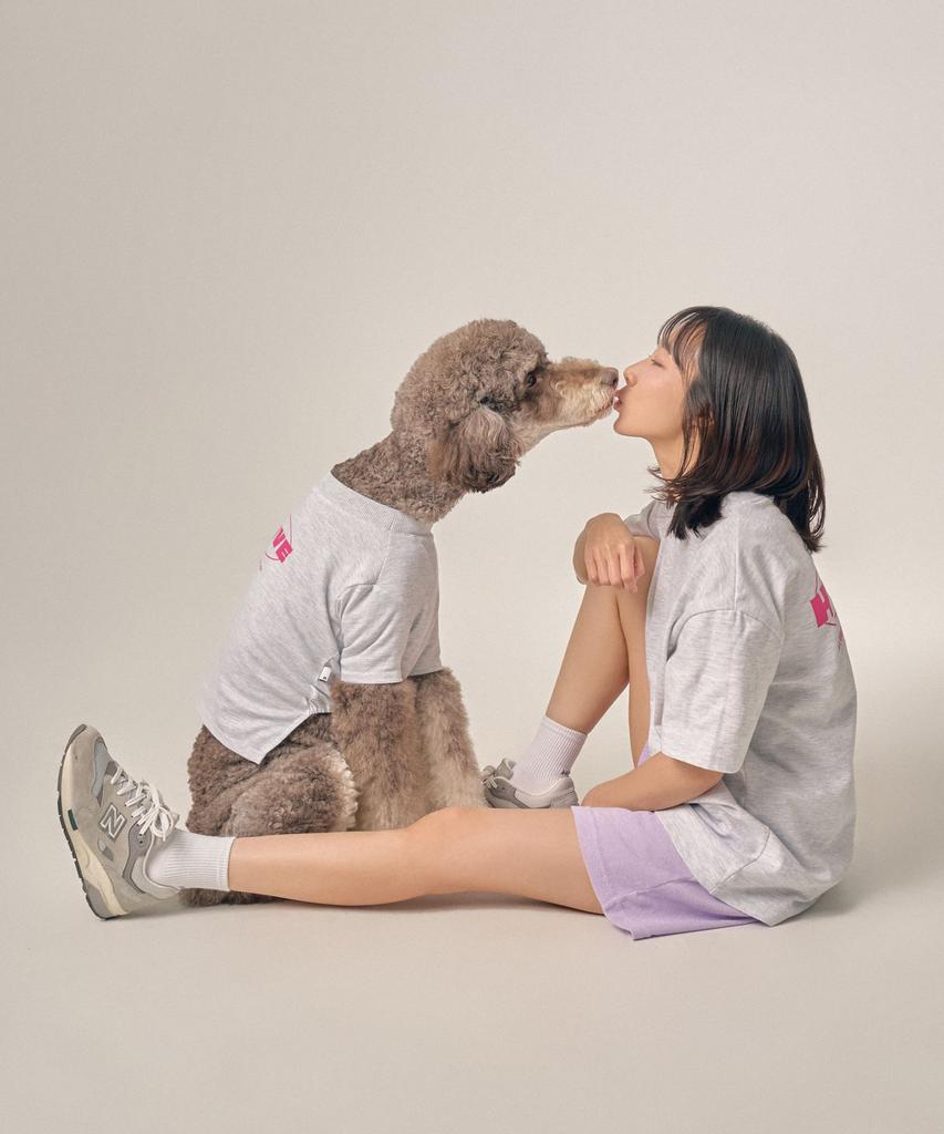 Haipaibeumomeoncheu Skater Logo Graphic T-Shirt For Pet Owners | Kitsch Pink