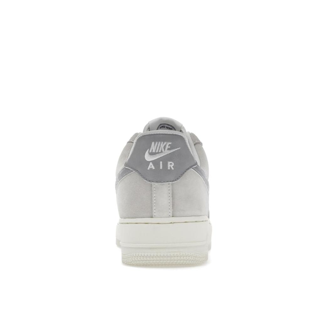 Nike Air Force 1 07 LV8 Certified Fresh - Photon Dust Herren-Sneaker Weiß Sail Light-Smoke-Grey DO9801-100