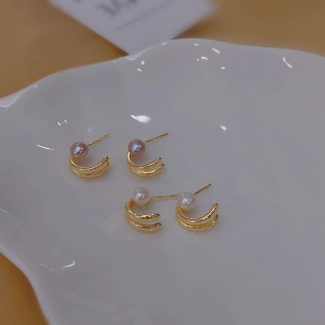 Small and Versatile Natural Freshwater Pearl Stud Earrings for Women's New Simple Daily Commuting Temperament Niche Design Earrings