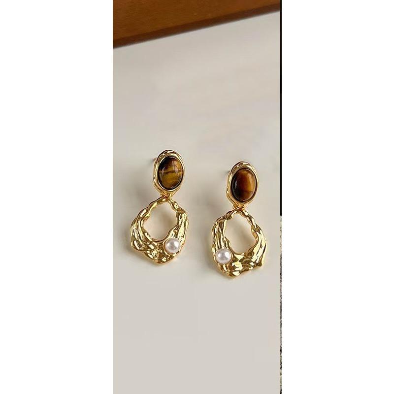 

Vintage Earrings - Elegant and Luxurious Women s Ear Accessories with A Touch of Sophistication and A Sense of High-end Style. A2089