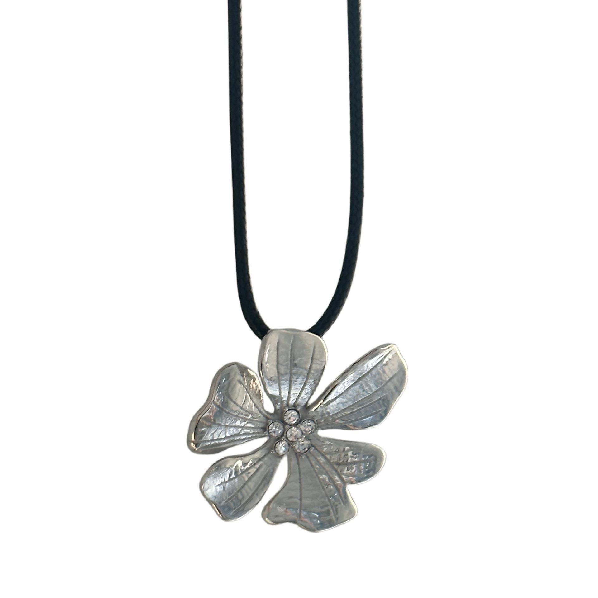 18K Gold-Plated Titanium Seashell Necklace with White Mother-of-Pearl and Peach Blossom Design