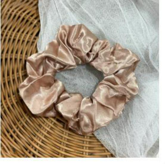 Ретро французская атласная резинка-скранчи в горошек: Высокоэластичная нежная резинка для волос и повязка на голову