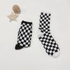 2 Paar Schwarz-Weiß Schachbrettmuster Alltagstaugliche Vielseitige Herren- und Damen-Mittelwaden-Socken
