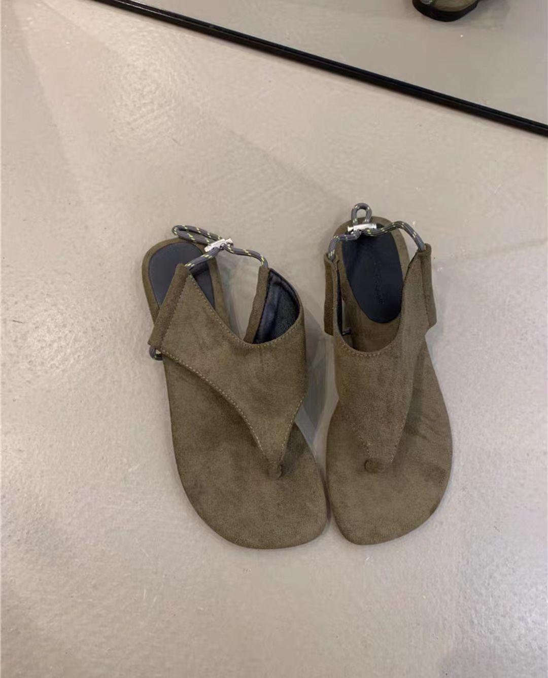 

2025 summer new square head one word with flat bottom versatile toe beach vacation Roman women s sandals 39