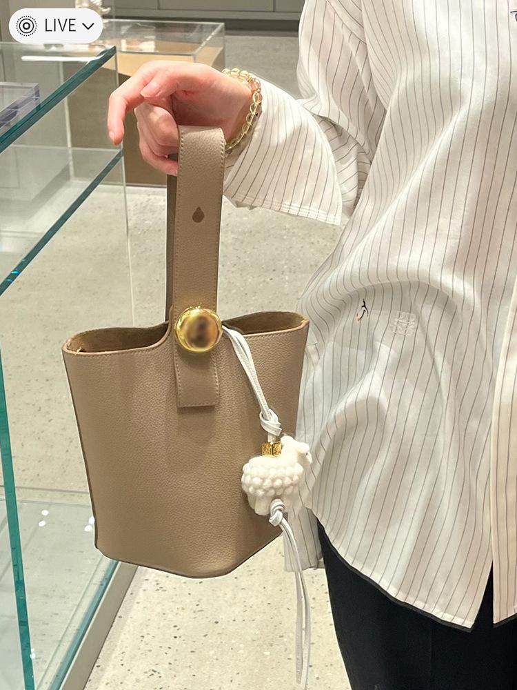 2025 New Bag Women's Pebble Bucket Bucket Bag Imported Leather One Shoulder Crossbody Portable Large Capacity