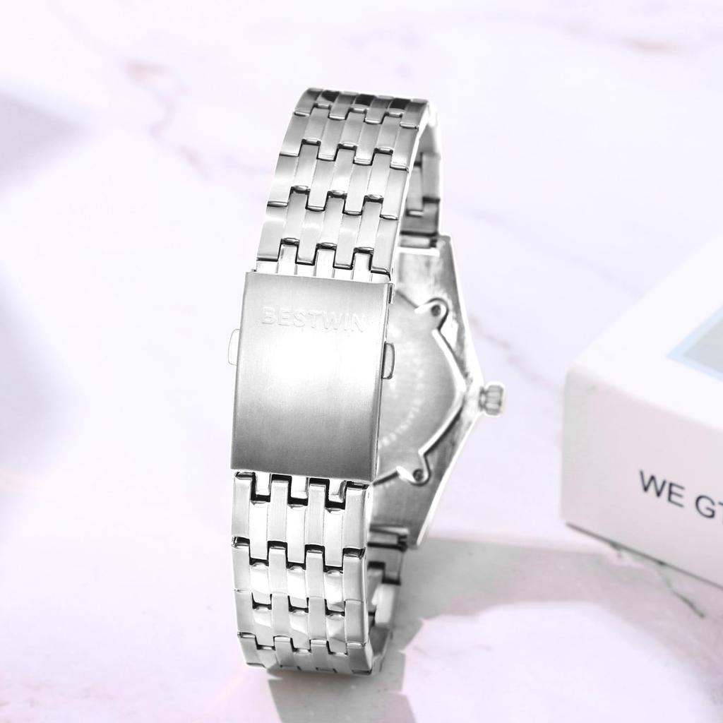 Wasserdichte und regendichte Herrenarmbanduhr mit dreieckigem Zifferblatt, Edelstahl-Strichindizes, verstellbarem silbernem Gehäuse, silbernem Armband, weißem Zifferblatt und