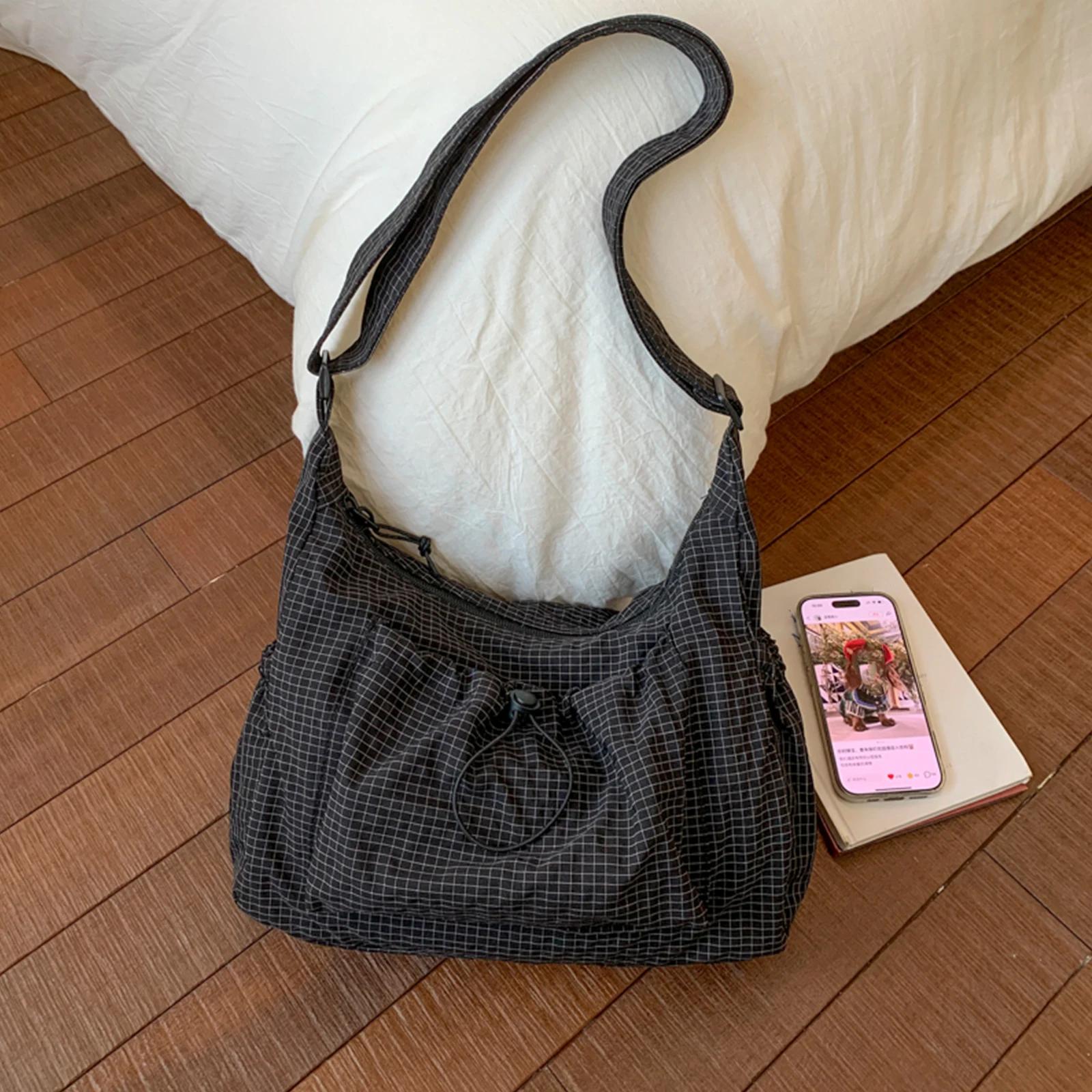 

Women Checkered Sling Bag Large Capacity Nylon Drawstring Crossbody Bag Pleated Cloud Shoulder Bag Shopping Commute Date Handbag чёрный