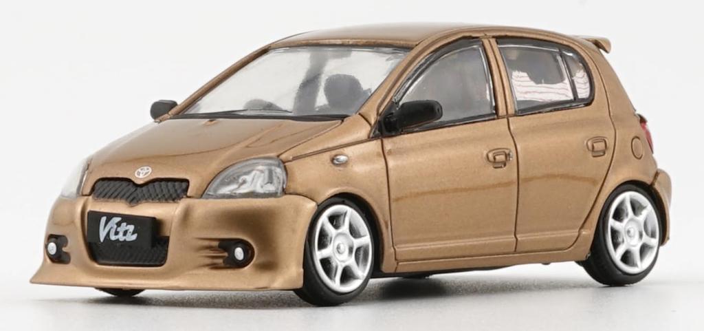 BM CREATIONS Toyota 1998 Zlatá LHD Hotový model 1/64 Vitz/Echo 5-dveřový