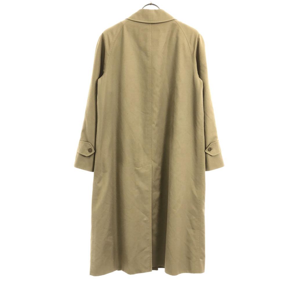 Burberrys 90-talls kåpe med krage i rustfritt stål, beige. Fôr inkludert. Brukt av eldre kvinner.