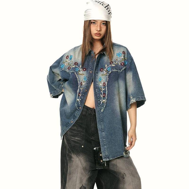 Übergroße Denim-Vintage-Stickerei-Blumenhemden und -blusen mit kurzen Ärmeln für Bluse. Lässige lockere Sommeroberteile für Damen mit Knopfleiste.