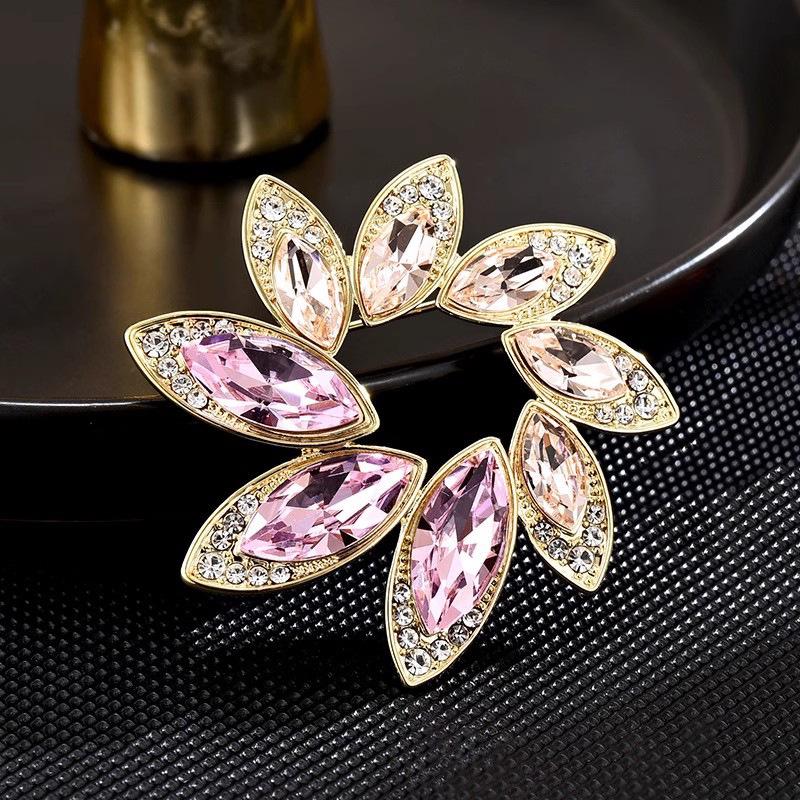

Delicate flower brooch, high-end fashion crystal brooch, new niche pin, waist delivery