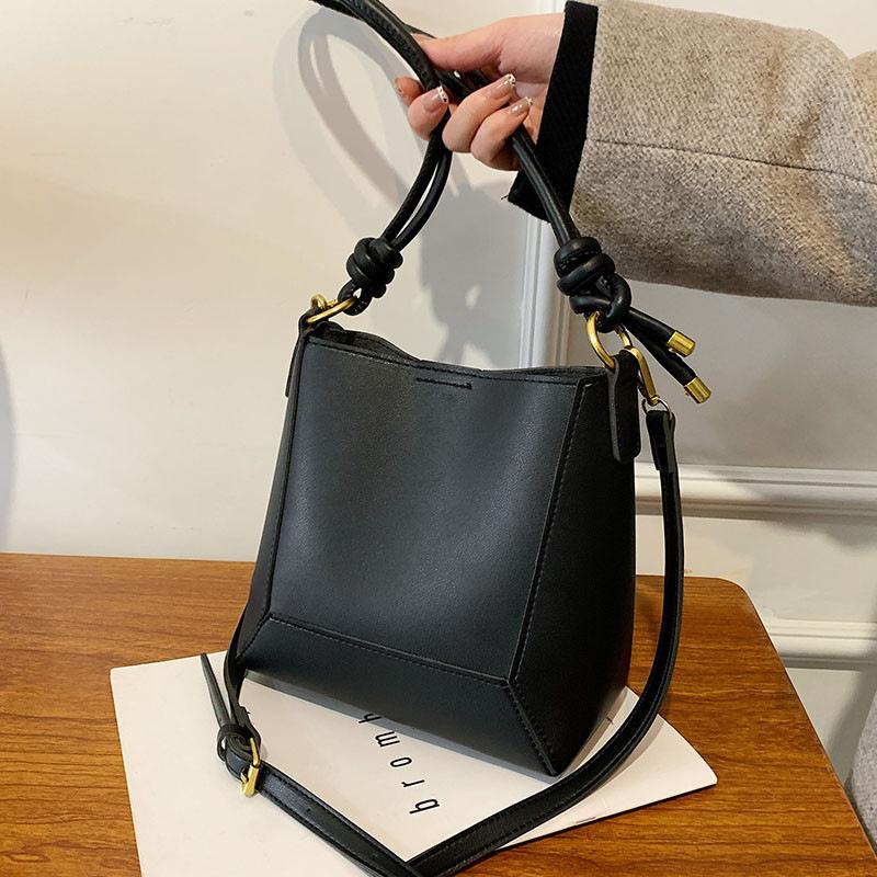 Single shoulder messenger bag, commuter bucket bag, high-end sense, simple child and mother, retro bag, niche large-capacity women's bag