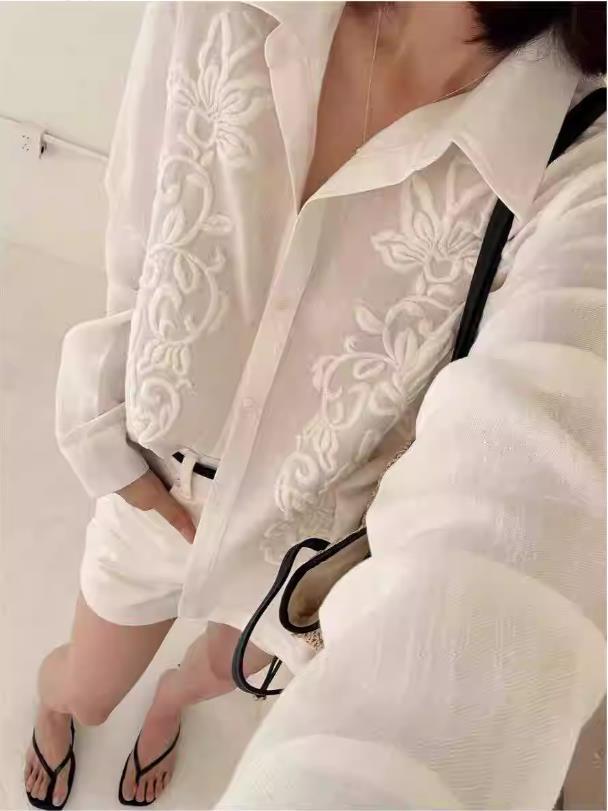 2026 Spring European Women's White Embroidered Loose Casual Shirt, French Design, Round Neck