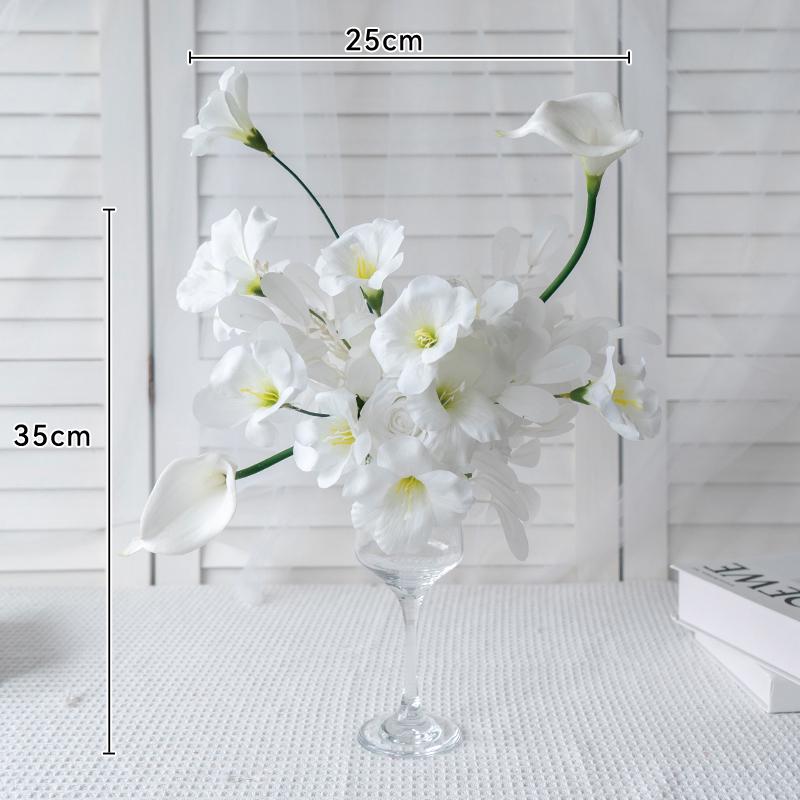 Individuell gefertigtes weißes europäisches florales Tafelaufsatz für Hochzeiten