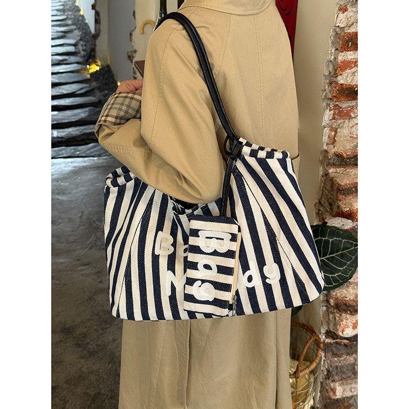 Große Tote Bag mit Buchstaben-Print, Einzelner Schultergurt, Geeignet für Pendeln und Freizeit.