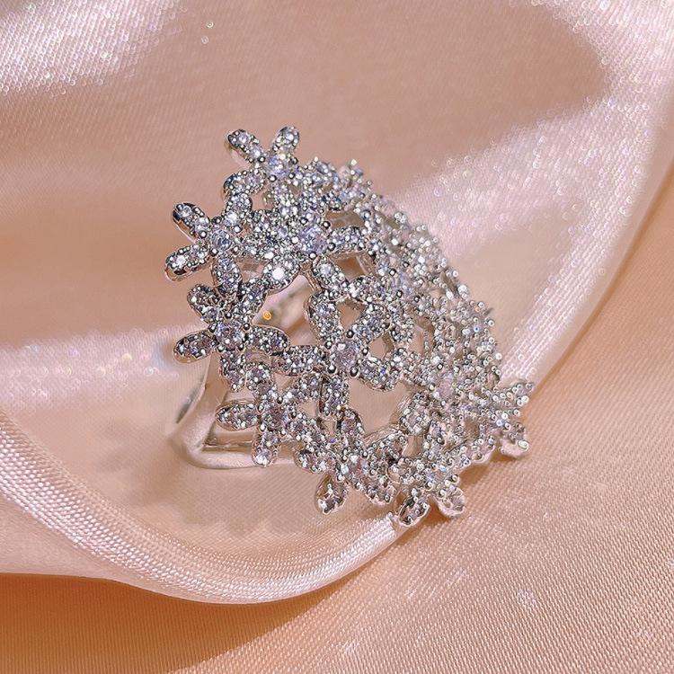 Cool Style High class Niche Design Fashion Flowers Full of Exquisite Diamond Zircon Womans Ring