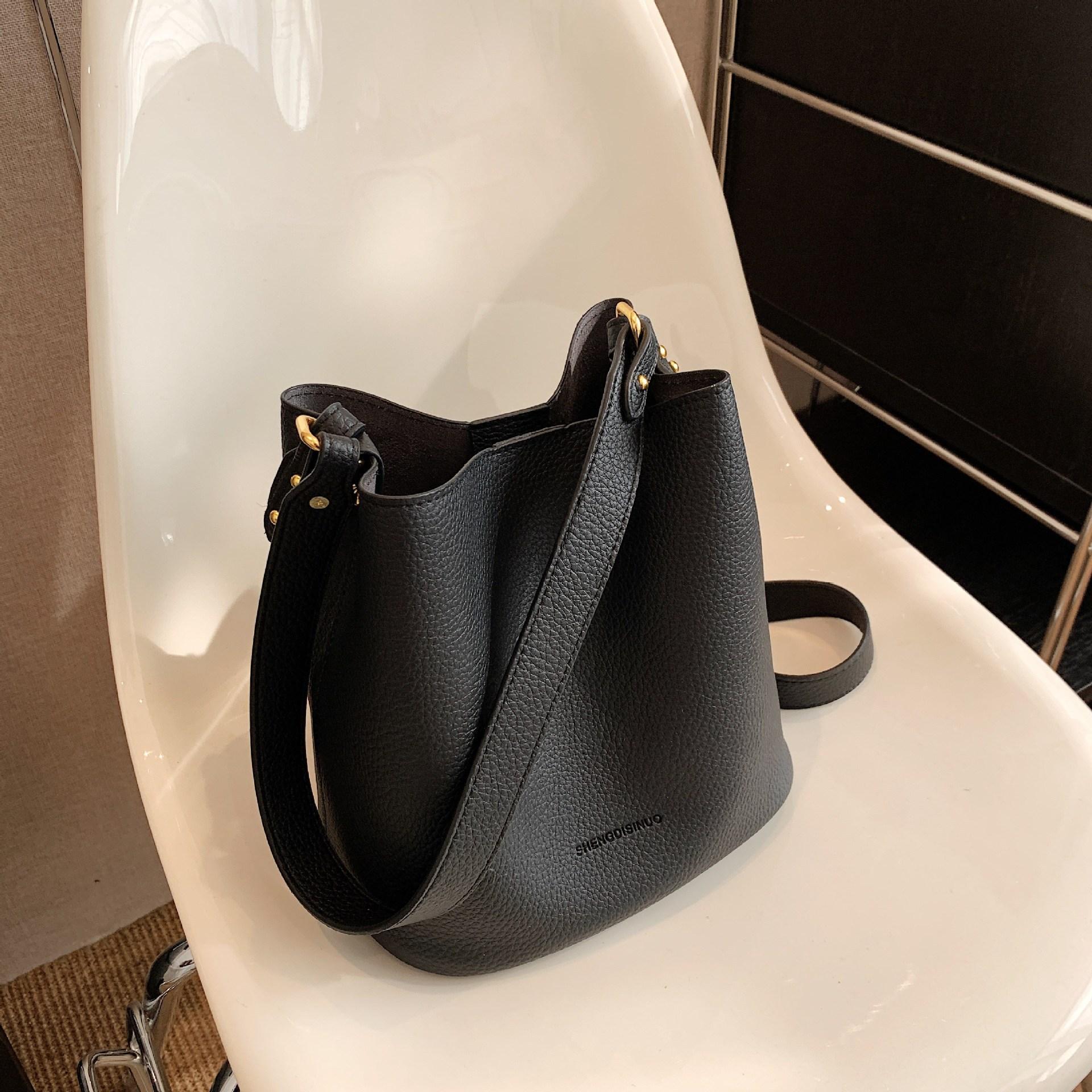 

Женская сумка-ведро новая нишевая мода на плечо сумка-мессенджер ощущение большая вместимость универсальная мягкая кожа сумка под мышкой чёрный