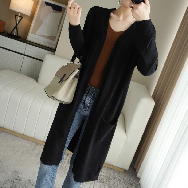 Un nouveau manteau-pull mi-long pour l'automne et l'hiver. Portez un pull à manches longues de couleur unie sur un gilet en tricot longueur genou pour femme