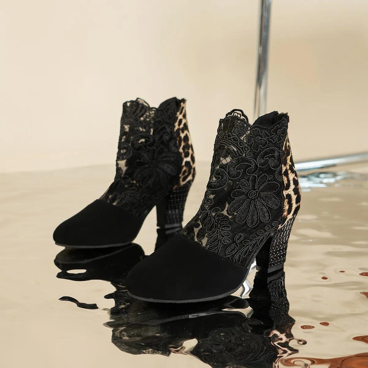 

Модные новые кружевные женские ботинки Весенне-летние дышащие ботильоны Ретро вышивка Женская обувь Круглый носок Высокий каблук Ботильоны Обувь больших размеров 35 чёрный