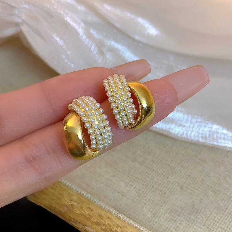 

French retro high-end pearl metal arc stud earrings women s light luxury elegant temperament simple and versatile earrings earrings