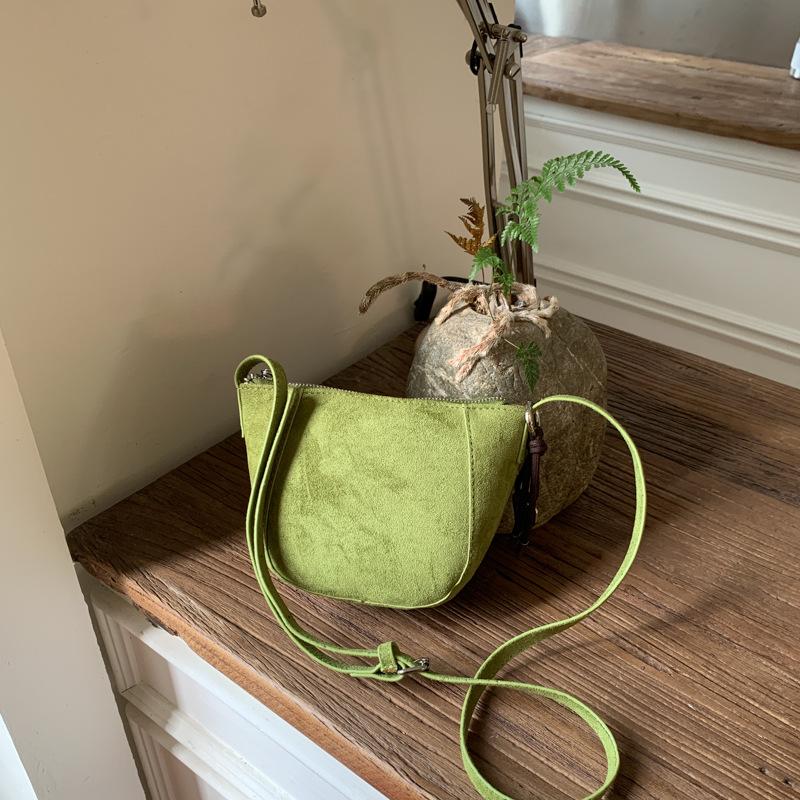 Retro bag women's 2025 new high-end shoulder bag commuter messenger bag versatile bucket bag mobile phone bag