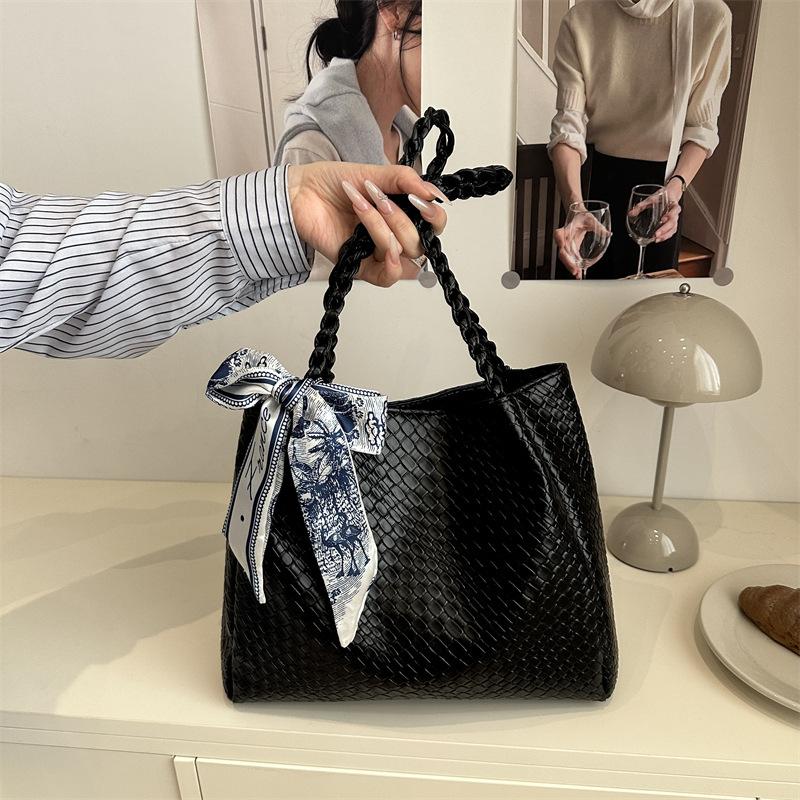 

Fashion commuter daily versatile new tote bag women s large-capacity foreign style solid color niche shoulder bag чёрный