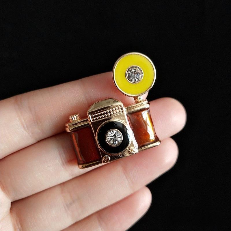 Retro British Style Camera Brooch Female Exquisite Creative Corsage Niche Design Pin Personalized Suit Accessories