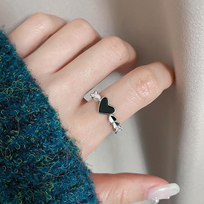 

ANENJERY Медь Черное Тонкое Кольцо С ​​Сердцем Для Женщин Ретро Прохладный Нишевый Дизайн Ежедневное Кольцо Подарок на День Святого Валентина