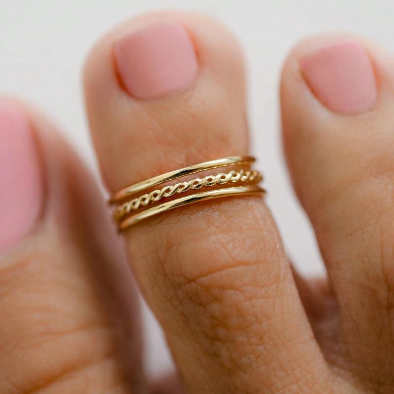Einfacher und stilvoller goldfarbener mehrschichtiger Zehenring mit Aussparungen, einzigartiges Design für Damen, Urlaubs-Party-Accessoires, Geschenk resizable brown