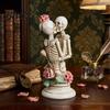 Resin Gothic Art Sculpture Hugging Skeleton Couple Figurine with Roses Eternal Love Skull Exquisite Lovers Statue Statue Day of The Dead Halloween