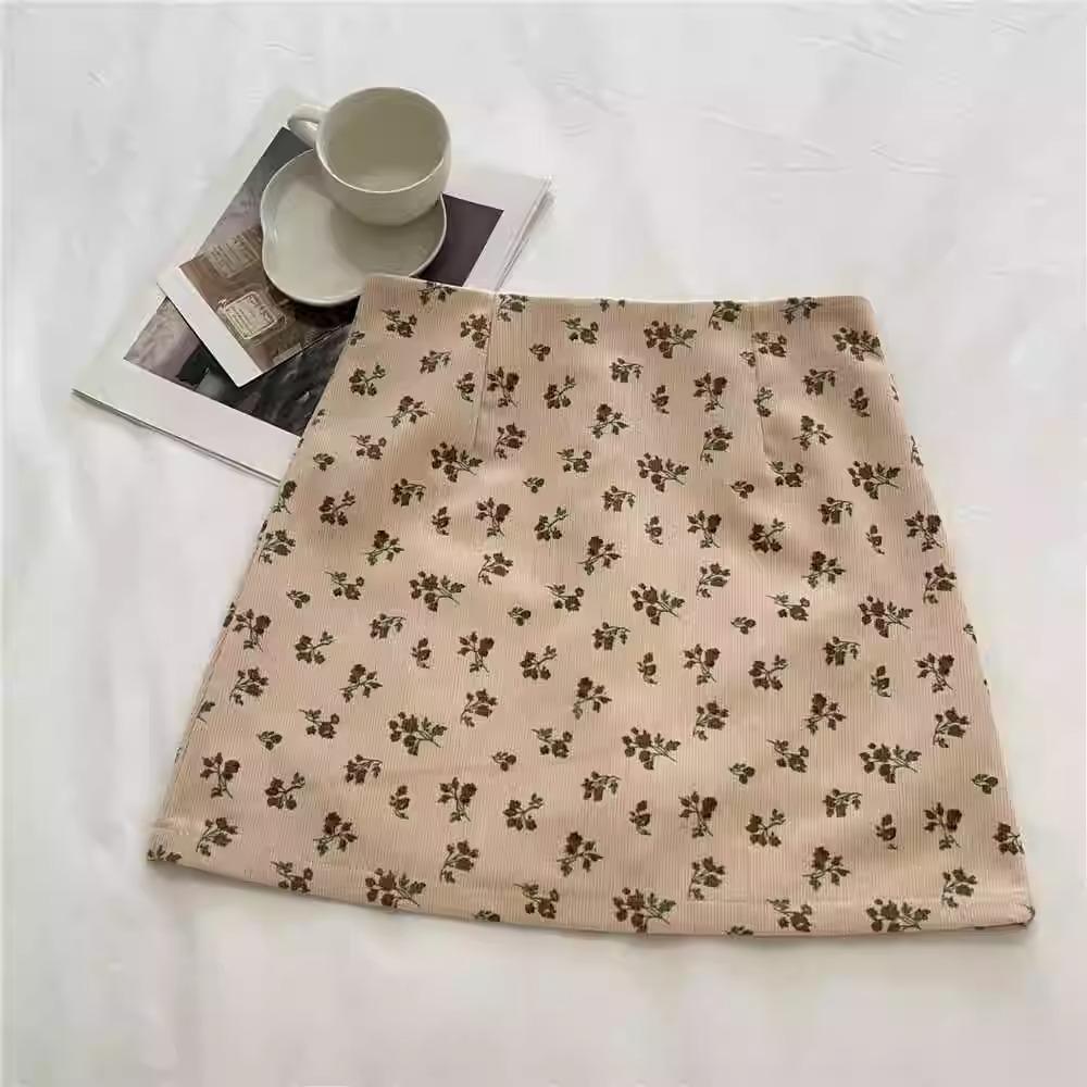 

Corduroy Retro Mini Skirt with Flower Embellishments and Zipper Lining XL абрикосовый