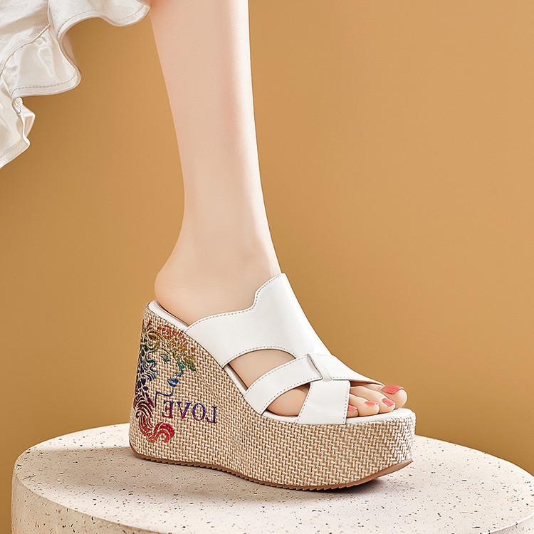 Damskie skórzane kapcie na platformie 2025 lato nowe buty-muffinki modne klapki z nadrukiem i krzyżującymi się paskami buty z rybim noskiem