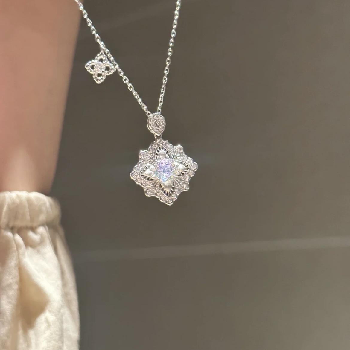 

Purple Diamond Rhinestone Four-Leaf Clover Necklace Set for Women - Iridescent Light Luxury Clavicle Jewelry, Hot Selling Buchi Style.