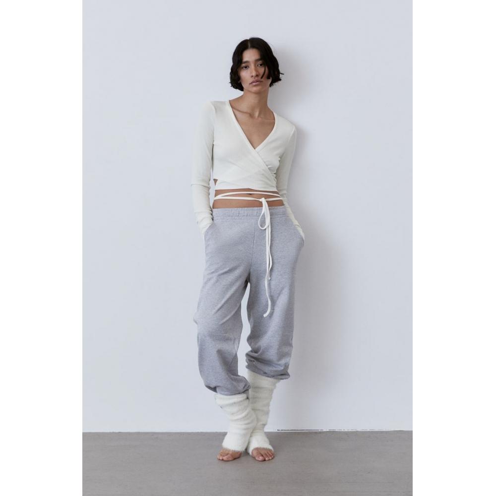 

Укороченный спортивный кремовый топ DryMove с запахом HM DryMove