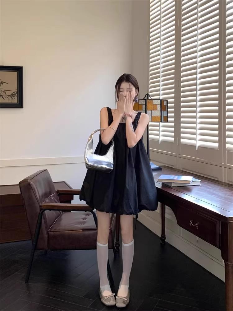 Indifferent Style: Chic Black Tulip Dress - Minimalist, Sleeveless, Loose Fit for 2026 Summer