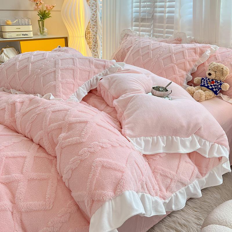 

Зимний однотонный коралловый бархатный комплект из четырех предметов, кружевное молочное бархатное пододеяльник, утолщенная теплая фланелевая кровать 1.8M(4pcs)