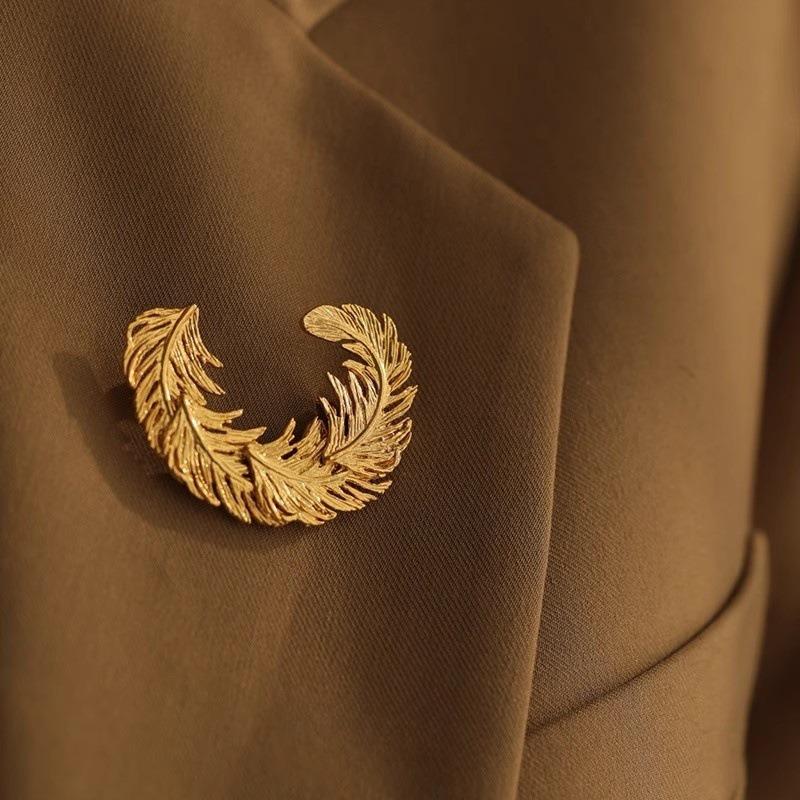 French Three-dimensional Feather Brooch for Women, Retro and Light Luxury Feather Brooch with A Niche Design Sense
