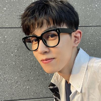 2023 New Fashion Flat Glasses Men and Women Universal Retro Black Frame Anti-blue Light Anti-computer Radiation Glasses