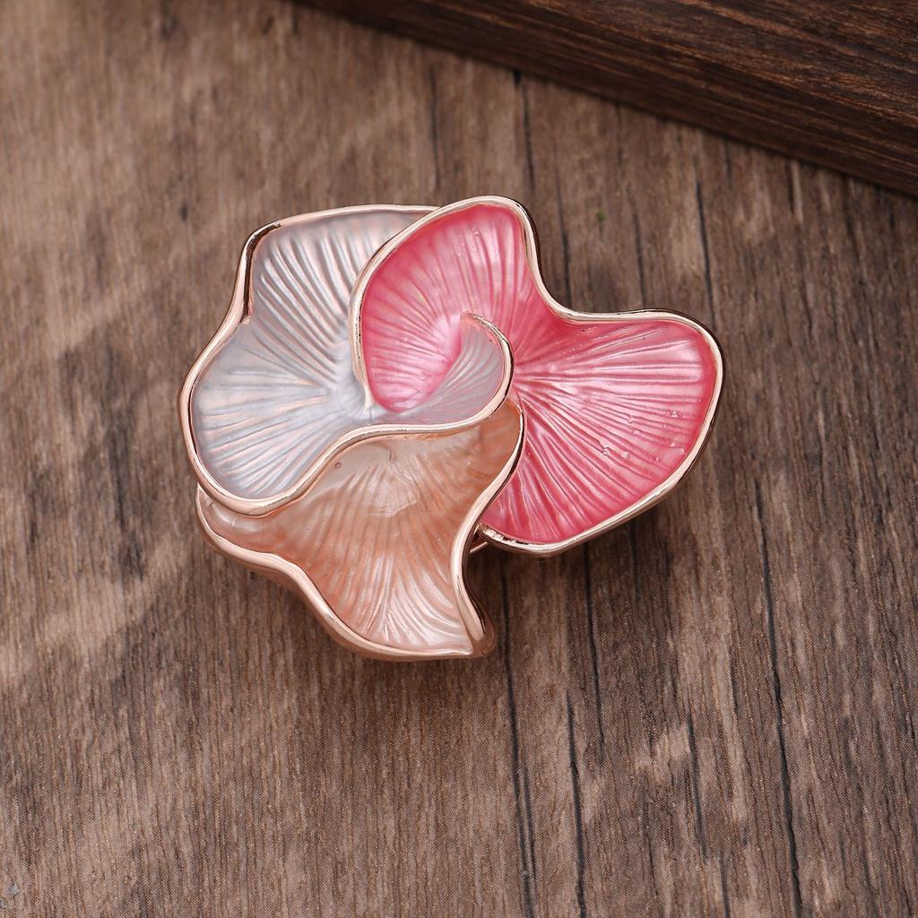 New Enamel Geometric Petal Coated Magnetic Brooch, Fashionable and Advanced Women's Multi-functional Brooch